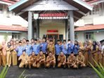 Sejumlah pejabat eselon III dan IV dilingkup Inspektorat Provinsi Bengkulu foto bersama dengan Sekdaprov Hamka Sabri dan Kepala Inspektorat Bengkulu, Heru Susanto seusai menandatangani perjanjian kerja guna menyukseskan visi misi Gubernur dan Wakil Gubernur Bengkulu.(Foto/Ist)