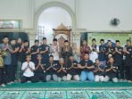 Wakil Gubernur Bengkulu, Rosjonsyah foto bersama para pemda dan masyarakat usai melaksanakan peringatan Isra Ma'raj Nabi Muhammad SAW 1444 H, di Masjid Quwaatul Ummah, Desa Pulai Payung, Kecamatan Ipuh, Kabupaten Mukomuko.(Foto/Ist)