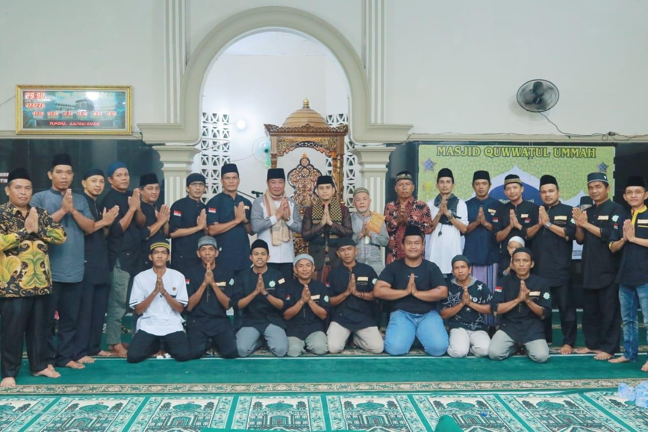 Wakil Gubernur Bengkulu, Rosjonsyah foto bersama para pemda dan masyarakat usai melaksanakan peringatan Isra Ma'raj Nabi Muhammad SAW 1444 H, di Masjid Quwaatul Ummah, Desa Pulai Payung, Kecamatan Ipuh, Kabupaten Mukomuko.(Foto/Ist)