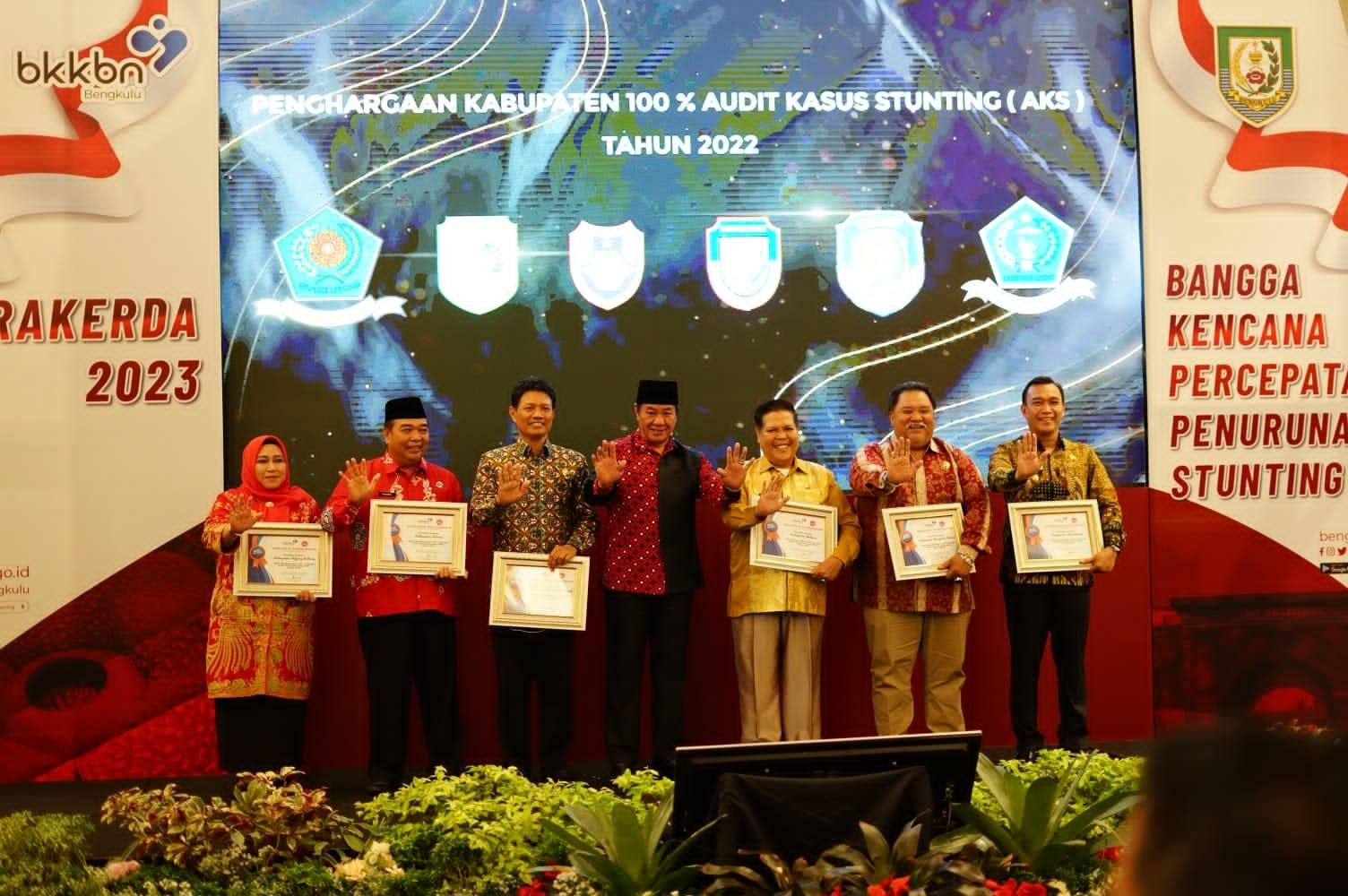 Wagub dan wabup stunting Wakil Gubernur Bengkulu, Rosjonsyah foto bersama para wakil kepala dari beberapa kabupaten di Provinsi Bengkulu usai menyerahkan penghargaan atas kerja keras kabupaten dan kota menekan angka stunting di daerahnya.(Foto/Ist)