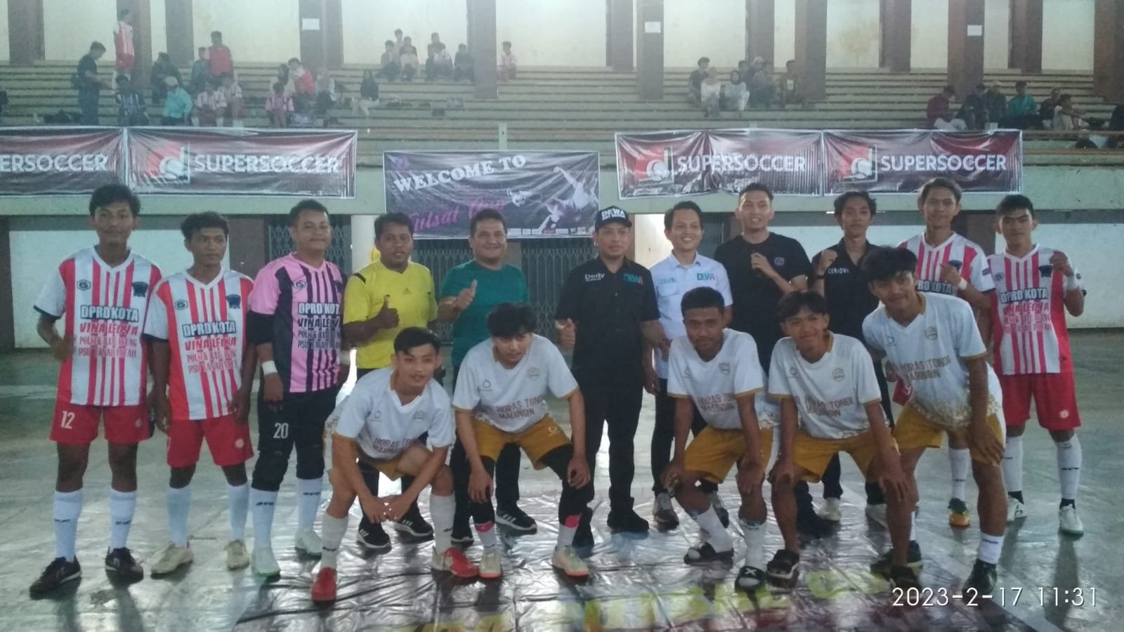 Wakil Wali Kota Bengkulu, Dedy Wahyudi dan sejumlah anggota DPRD Bengkulu foto bersama usai menutup secara resmi Turnamen Futasal Cakra Dewa di Gedung Olahraga (GOR) Pemuda Sawah Lebar, Kota Bengkulu, Minggu sore.(Foto/Ist)