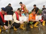 tanam mangrove di jenggalu Asiten I Pemprov Bengkulu, Khairil bersama Kepala Basarnas Bengkulu, M Arafah dan pihak terkait lainnya melakukan penanaman poghon magrove di kawasan pesisir Pantai Jenggalu guna mencegah abrasi pantai di daerah ini.(Foto/Ist)