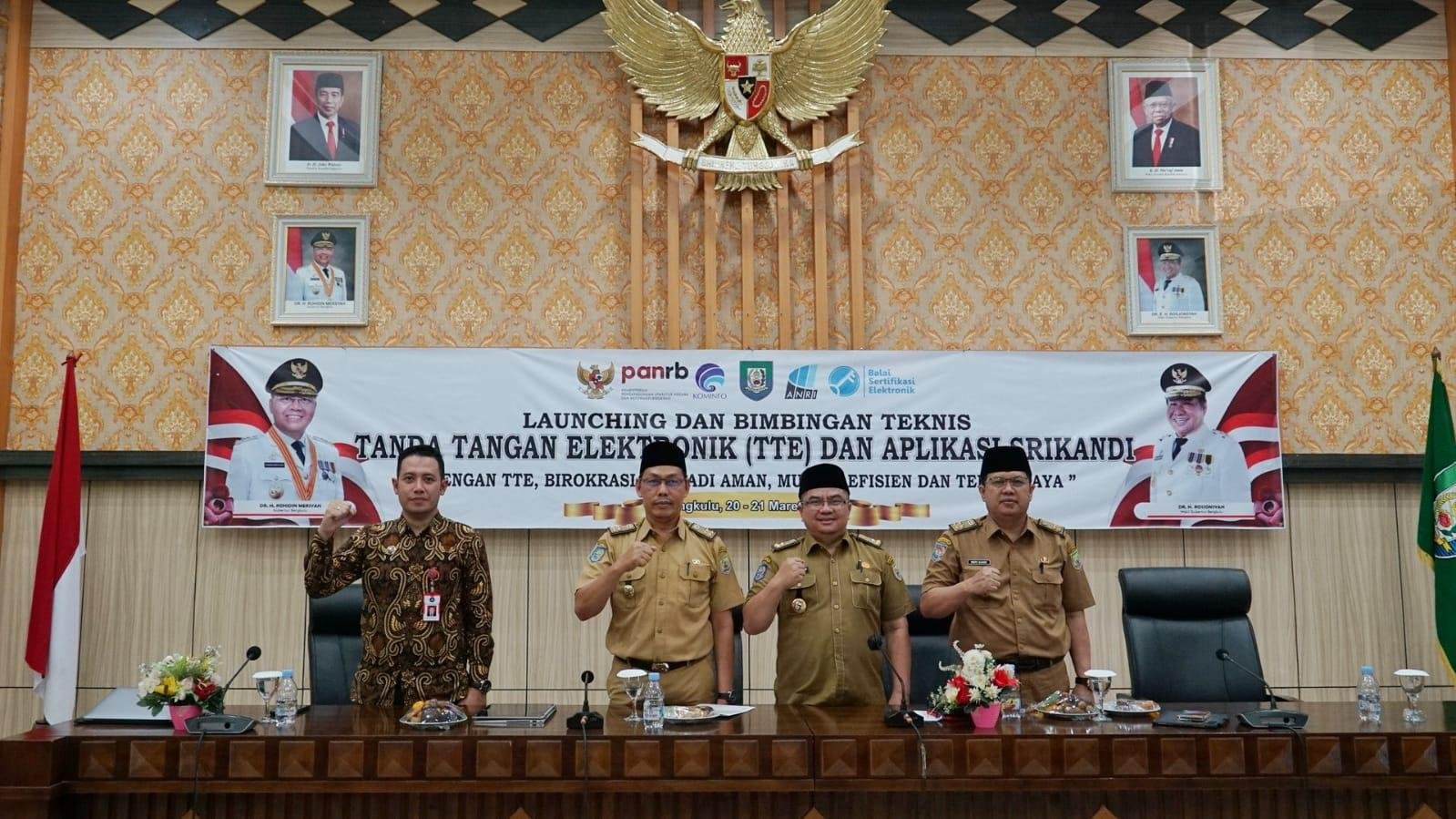 Aplikasi TTE dan Srikandi Kepala Dinas Komimfotik Bengkulu, Redhawan Arif pada acara lauching aplikasi TTE dan Srikadi untuk mempermudah pengajuan dokumen di lingkup pemda provinsi,kabupaten dan kota di Provinsi Bengkulu.(Foto/Ist)