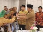 Asisten II Pemprov Bengkulu, Fachriza Razie mewakili Gubernur Bengkulu, Rohidin Mersyah disaksikan Kadinkes Bengkulu, Herwan Antoni disambut tari sekapur siri saat membuka acara Raker Kesehatan Daerah tahun 2023, di salah satu hotel berbintang di Bengkulu.(Foto/Ist)