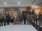 Gubernur Bengkulu, Rohidin Mersyah didampingi Asisten II Pemprov Bengkulu, Fachariza Razie dan Plt Kepala Dinas LHK Bengkulu, Safnizar foto bersama usai menerima audensi Kepala BKSDA Bengkulu, Hifzon Zawahiti dan rombongan di ruang kerja Gubernur Bengkulu.(Foto/Ist)