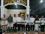 Bantuan Masjid di Lebong Gubernur Bengkulu, Rohidin Mersyah foto bersama dengan warga Kecamatan Lebong Sakti setelah menyerahkan bantuan pembangunan sejumlah masjid di Kabupaten Lebong. Bantuan diberikan dalam rangka Safari Ramadan Gubernur Bengkulu 1444 Hijriyah atau tahun 2023.(Foto/Ist)