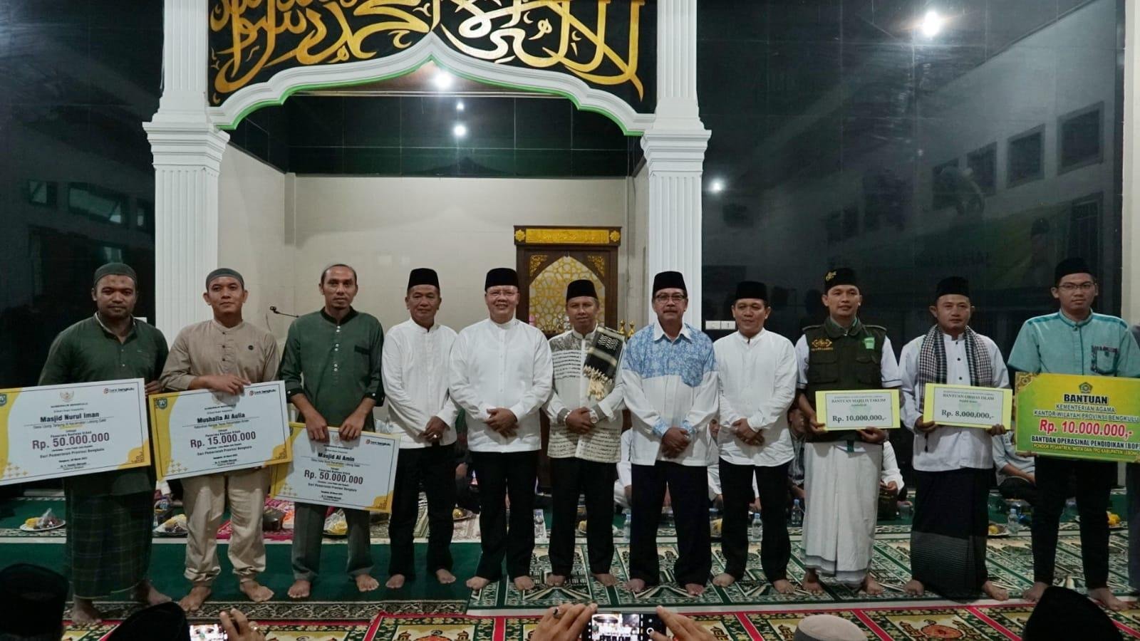 Bantuan Masjid di Lebong Gubernur Bengkulu, Rohidin Mersyah foto bersama dengan warga Kecamatan Lebong Sakti setelah menyerahkan bantuan pembangunan sejumlah masjid di Kabupaten Lebong. Bantuan diberikan dalam rangka Safari Ramadan Gubernur Bengkulu 1444 Hijriyah atau tahun 2023.(Foto/Ist)