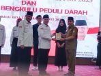 Gubernur Bengkulu, Rohidin Mersyah bersama Ketua PMI Bengkulu, Asnawi A Lamat dan Asisten I Pemprov Bengkulu, Khairil Anwar pada acara lauching Bulan Dana PMI dan Provinsi Bengkulu Peduli Darah, bertempat di Balai Raya Semarak Bengkulu.(Foto/Ist)