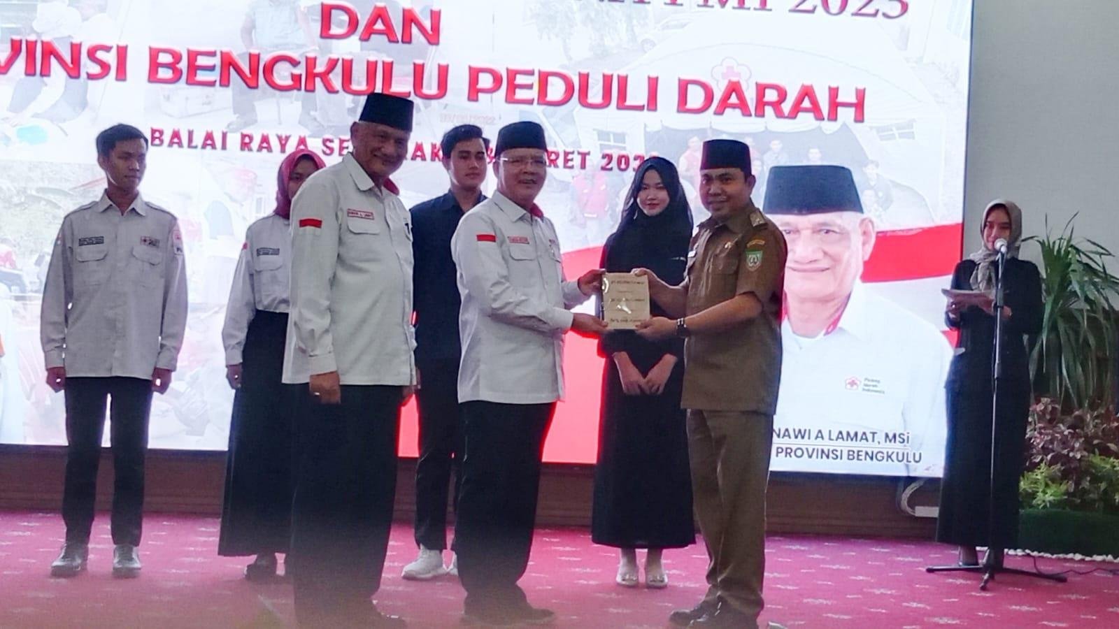 Bulan Dana PMI Gubernur Bengkulu, Rohidin Mersyah bersama Ketua PMI Bengkulu, Asnawi A Lamat dan Asisten I Pemprov Bengkulu, Khairil Anwar pada acara lauching Bulan Dana PMI dan Provinsi Bengkulu Peduli Darah, bertempat di Balai Raya Semarak Bengkulu.(Foto/Ist)