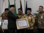 Bupati Lebong Kopli Ansori Gubernur Bengkulu, Rohidin Mersyah menyerahkan penghargaan Paritrana Award Tahun 2023 kepada Bupati Lebong, Kopli Ansori dan beberapa perusahaan lainya di daerah ini.(Foto/Ist)