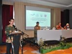 Ketua Kelompok Kerja I Bidang Bina Keluarga Balita (BKB) Perwakilan Badan Kependudukan dan Keluarga Berencana Nasional (BKKBN) Provinsi Bengkulu, Edi Sofyan tengah menyampaikan laporan pada Advokasi dan KIE promosi pengusahan 1000 hari pertama kehidupan (HPK).(Foto HB/Idris)