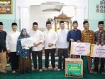 Fafari Ramandan Gubernur Gubernur Bengkulu, Rohidin Mersyah didampingi Bupati Seluma, Erwin Oktavian foto bersama masyarakat usai menyerahkan bantuan rumah ibadah di daerah ini. Bantuan diberikan dalam rangkaian kegiatan Safari Gubernur Bengkulu ke kabupaten dan kota selama bulan suci Ramadan 1444 Hijriyah.(Foto/Ist)