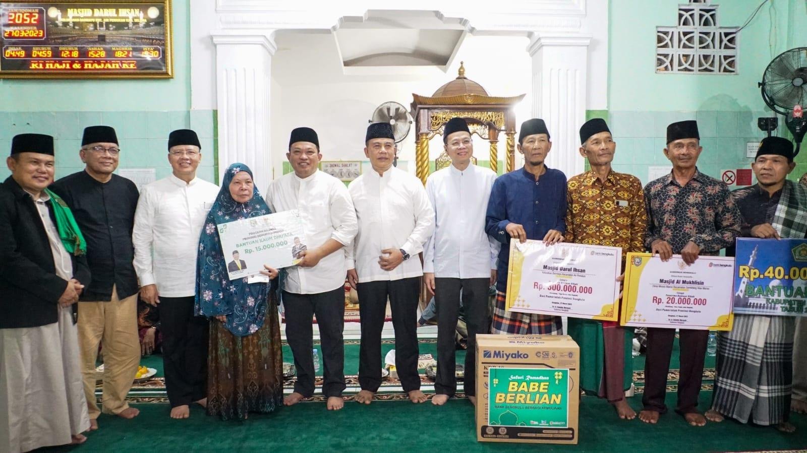 Gubernur Bengkulu, Rohidin Mersyah didampingi Bupati Seluma, Erwin Oktavian foto bersama masyarakat usai menyerahkan bantuan rumah ibadah di daerah ini. Bantuan diberikan dalam rangkaian kegiatan Safari Gubernur Bengkulu ke kabupaten dan kota selama bulan suci Ramadan 1444 Hijriyah.(Foto/Ist)