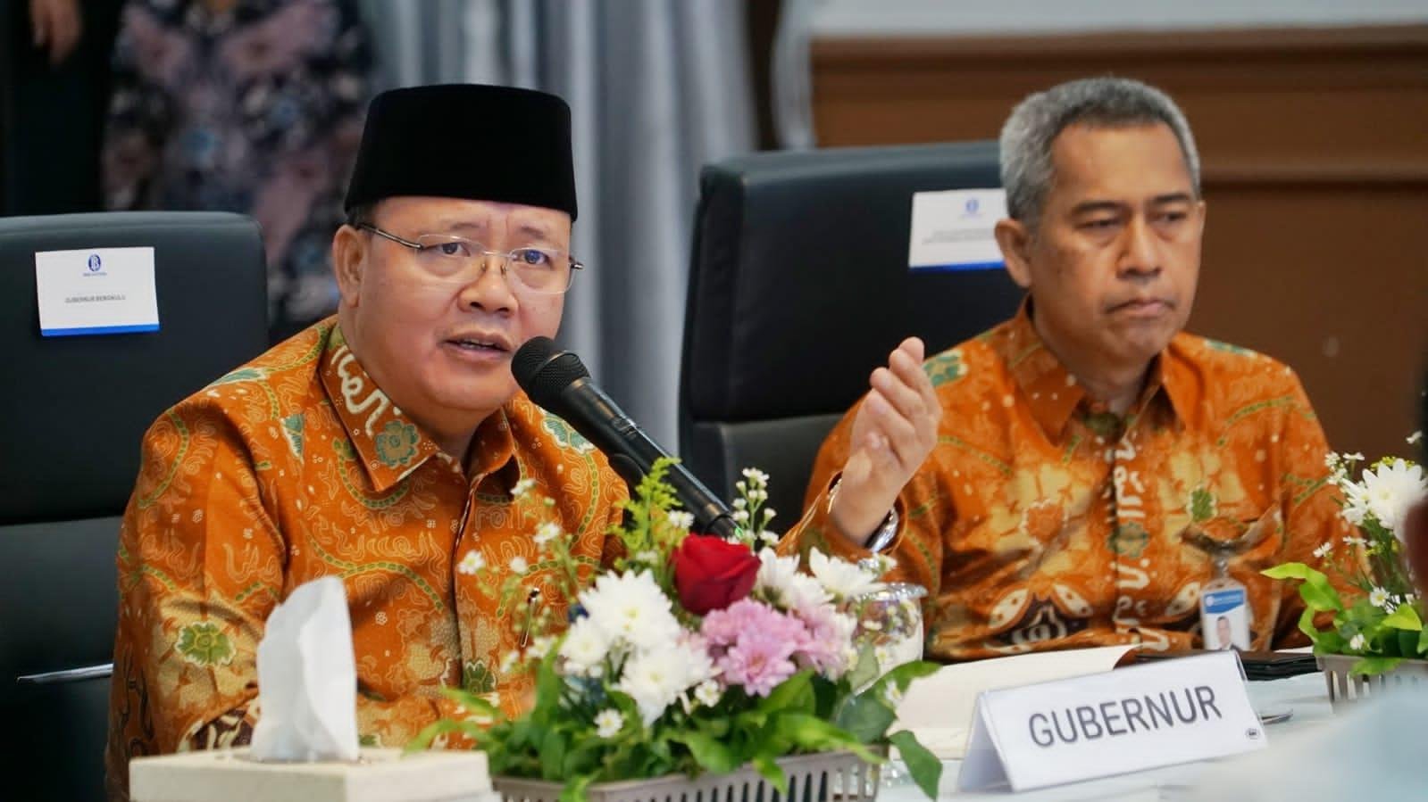 Gubernur Pimpin Rapat Kendalikan Inflkasi Gubernur Bengkulu, Rohidin Mersyah didampingi Kepala BPS Bengkulu, Win Rizal memimpin rapat koordinasi untuk mengendalikan tingkat inflasi di daerah ini.(Foto/Ist)