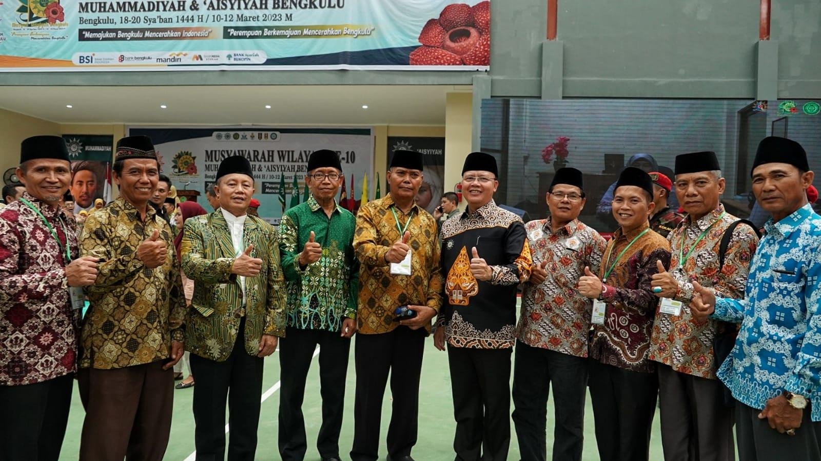 Gubernur Rohidin di Muswil Muhammadiyah Gubernur Bengkulu, Rohidin Mersyah foto bersama usai membuka Muswil Muhammadiyah dan Aisyiyah ke-10 tahun 2023, bertempat di Kampus IV Universitas Muhammadiyah Bengkulu, Jumat.(Foto/Ist)