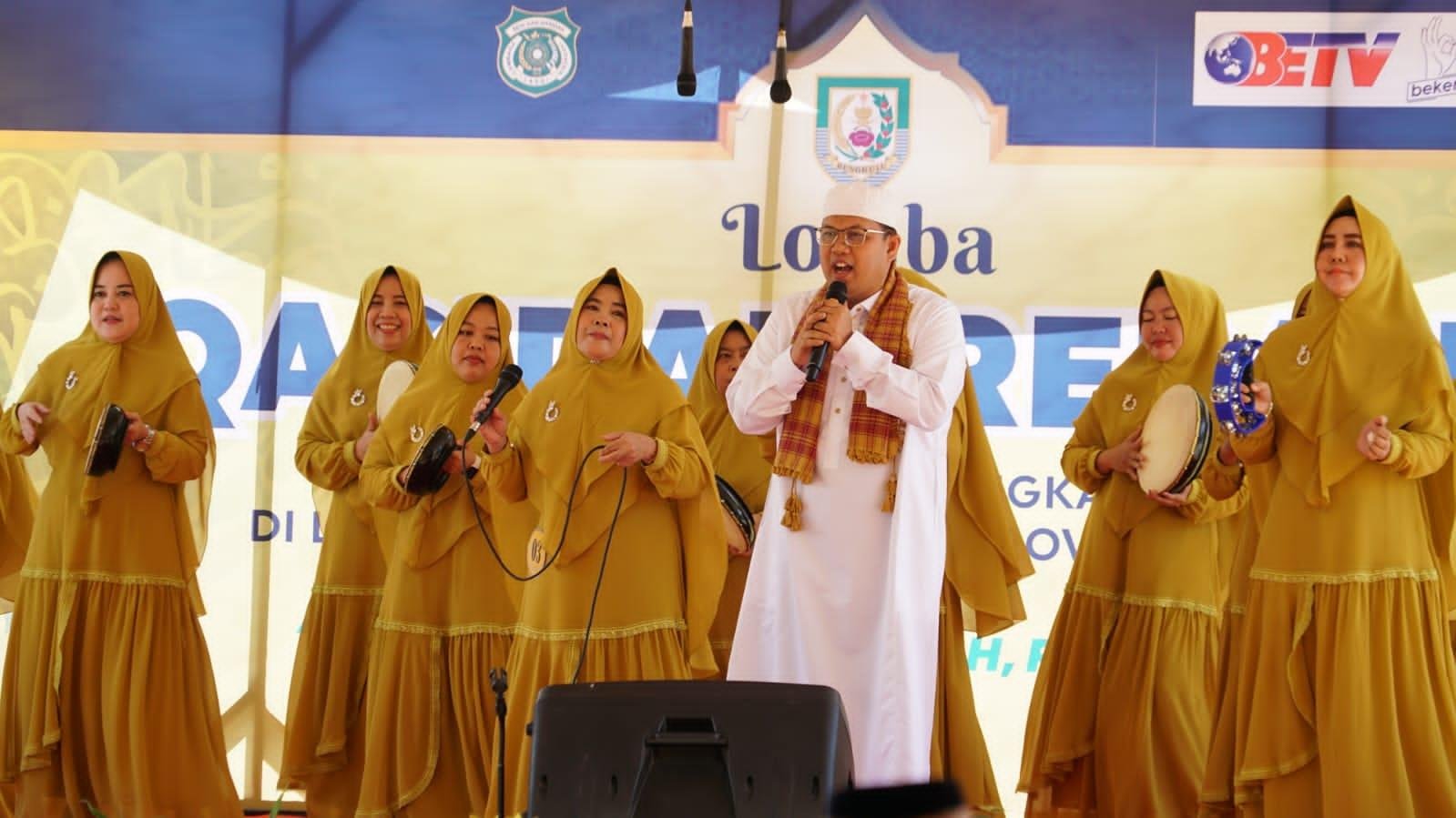 Kepala Dinas Perpustakaan Provinsi Bengkulu, Meri Sasdi Jantan tampil membawakan lagu Qasidah pada lomba Qasidah Antar OPD dilingkup Pemprov Bengkulu guna meningkat silaturahmi pada bulan Ramadan 1444 Hijriyah. Lomba Qasidah digelar di halamam Masjid Alif Lam Mim Pemprov Bengkulu.(Foto/Ist)