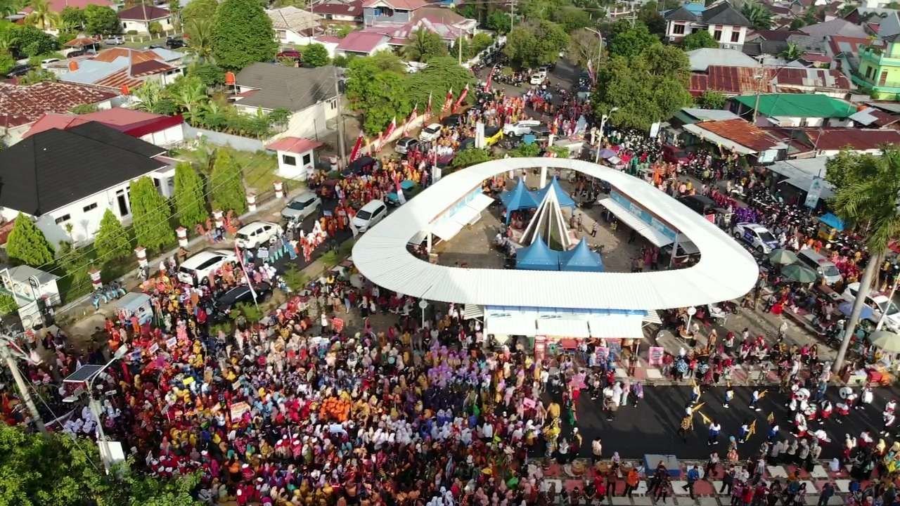 Ribuan warga Kota Bengkulu, Kamis (9/3/2023) turun ke jalan mengikuti Karnaval Batik Besurek yang digelar Pemkot Bengkulu dalam rangka memeriahkan HUT Kota Bengkulu ke-304 tahun 2023.(Foto/RRI)
