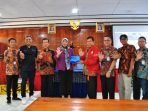 Kerja Sama Media Tribun Plt Kepala BKKBN Bengkulu, Zainin foto bersama usai melakukan penandatangan naskah kerja sama antara Kantor BKKBN Provinsi dengan Tribun Bengkulu.com dalam penyampaian informasi tentang stunting kepada masyarakat di daerah ini.(Foto HB/Idris)