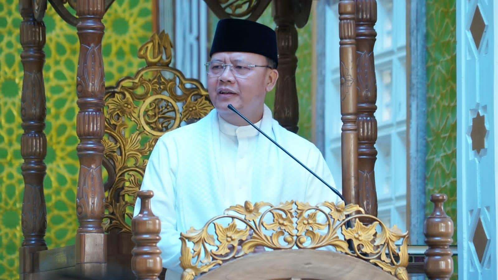 Khatib Jumat di Curup Gubernur Bengkulu, Rohidin Mersyah dalam melakukan Safari Ramadan di Kabupaten Rejang Lebong menjadi khatib salat Jumat di Masjid Baitulrrahman Desa Sambirejo, Kecamatan Selupu Rejang. Dalam khutbahnya Gubernur Rohidin menyampaikan makna dari sabar dan syukur kepada para jemaah.(Foto/Ist)