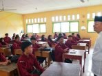 Motivasi Siswa Kelas XII SMA Curup Gubernur Bengkulu, Rohidin Mersyah dalam Safari Ramadan di Kabupaten Rejang Lebong sempat mengunjungi SMAN 4 Curup dan sempat memberikan motivasi kepada siswa kelas XII yang akan menghadapi ujian akhir dalam waktu dekat.(Foto/Ist)