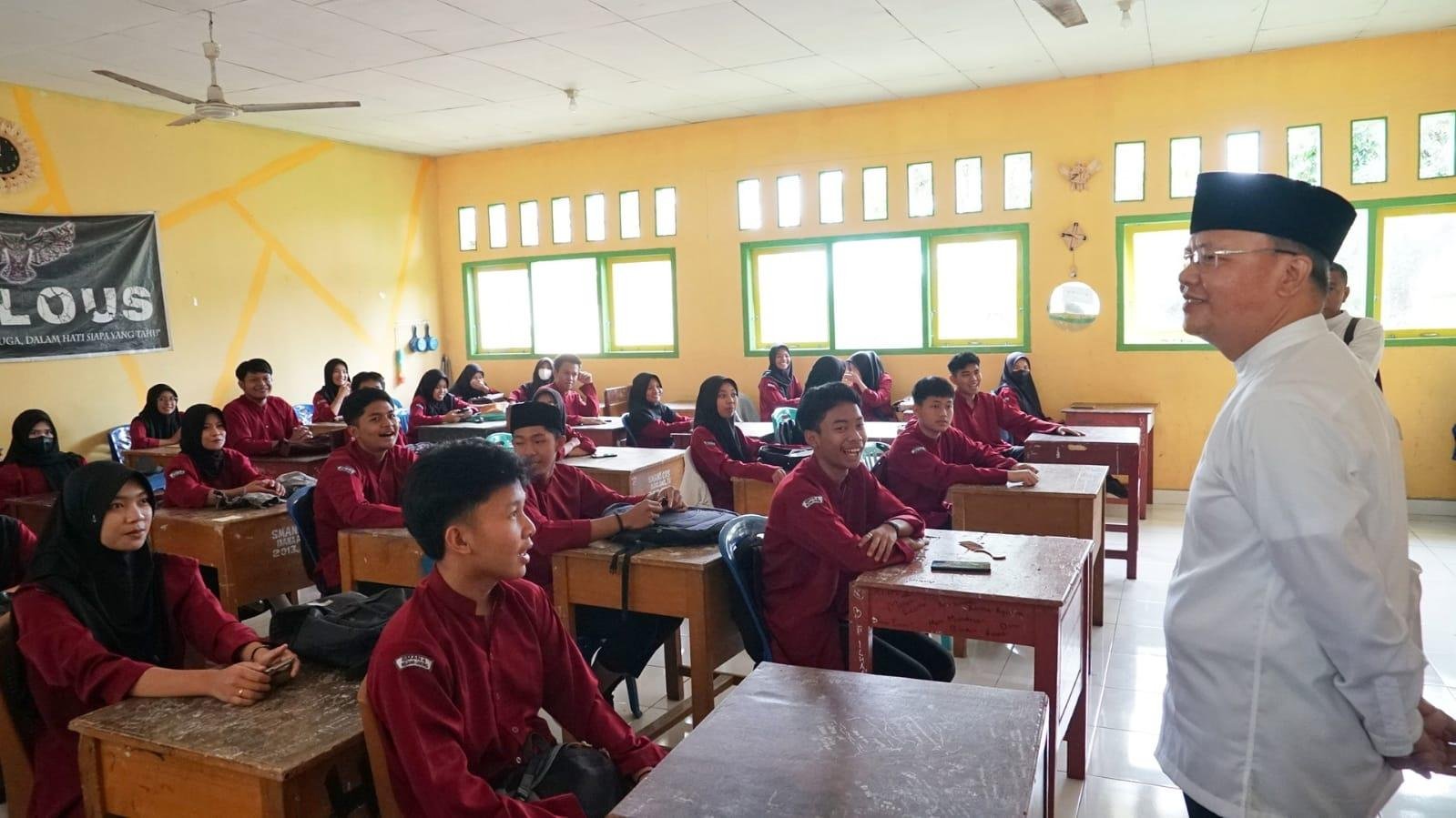Motivasi Siswa Kelas XII SMA Curup Gubernur Bengkulu, Rohidin Mersyah dalam Safari Ramadan di Kabupaten Rejang Lebong sempat mengunjungi SMAN 4 Curup dan sempat memberikan motivasi kepada siswa kelas XII yang akan menghadapi ujian akhir dalam waktu dekat.(Foto/Ist)