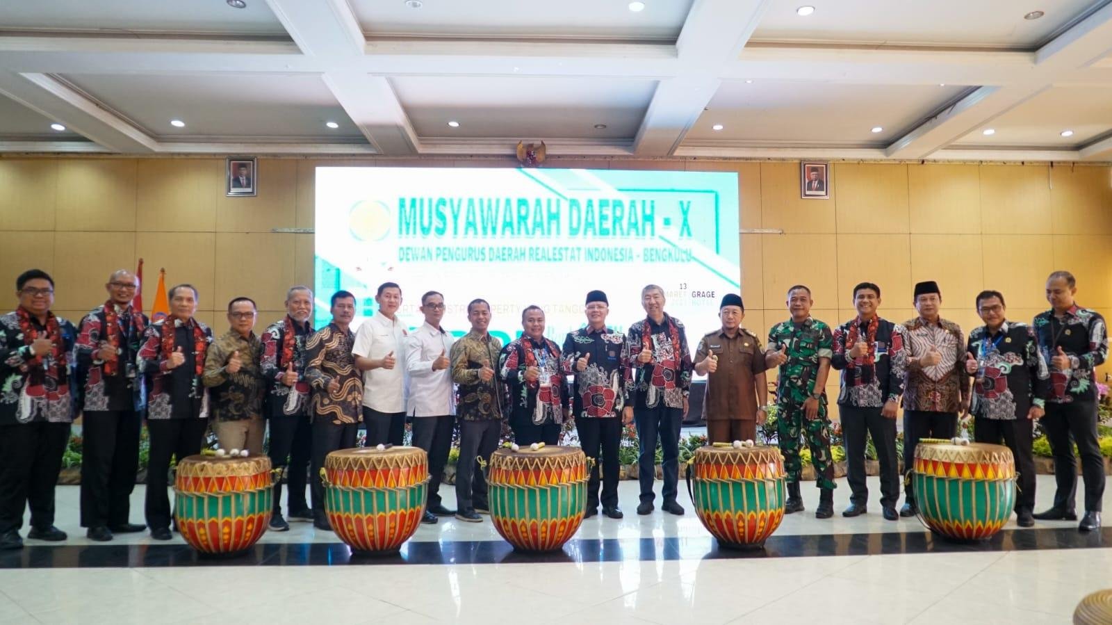 Musda DPD REI Bengkulu Gubernur Bengkulu, Rohidin Mersyah didampingi Asisten II Pemprov Bengkulu, Fachriza Razie, Ketua DPP REI Pusat, Totok Lusida foto bersama para peserta Musda X DPP REI Bengkulu tahun 2023.(Foto/Ist)
