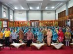 PKK Salurkan Bantuan di Mukomuko Ketua TP PKK Provinsi Bengkulu, Derta Rohidin foto bersama usai menggelar kegiatan pembinaan 10 program PKK di Balai Daerah Kabupaten Mukomuko.(Foto/Ist)