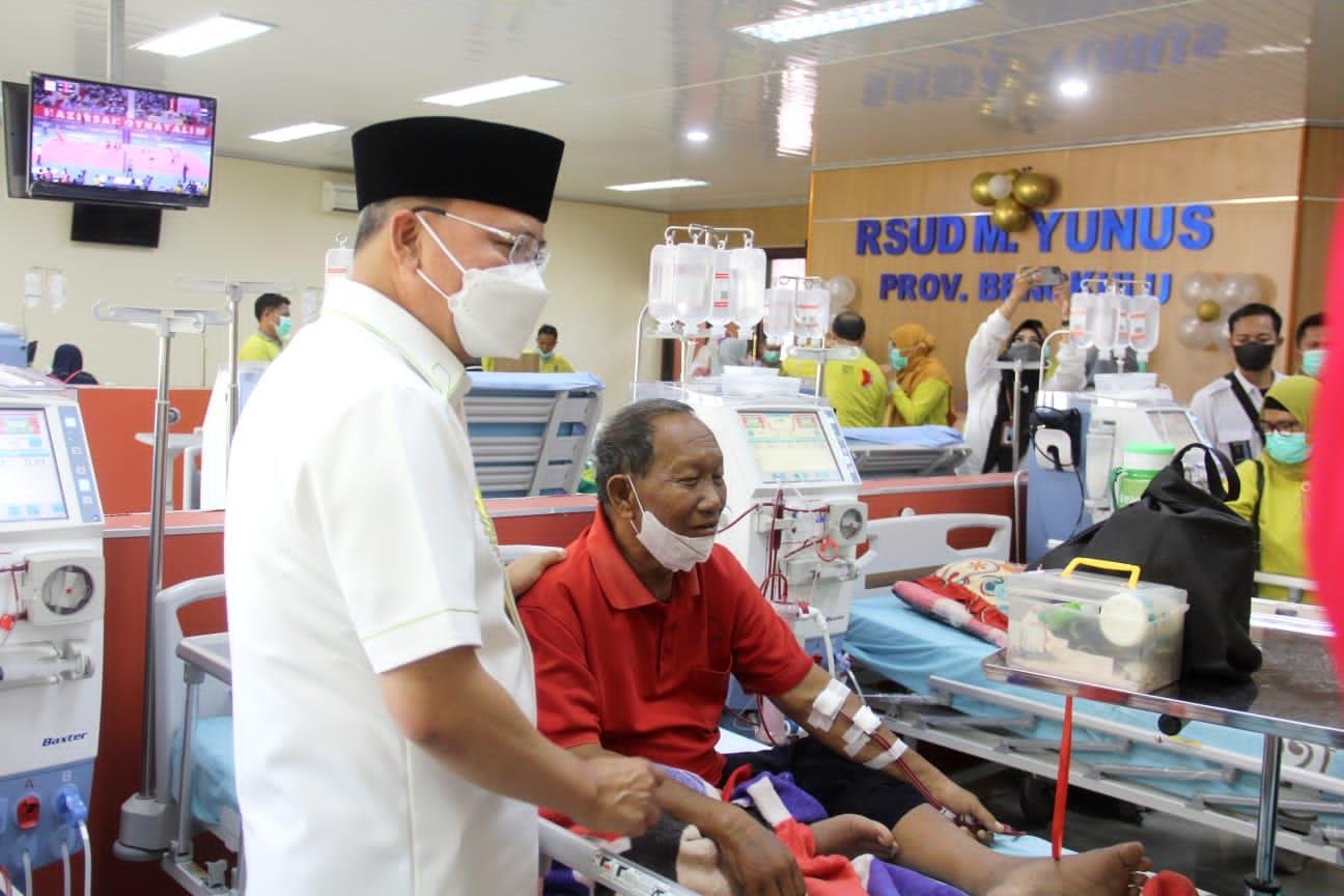 Gubernur Bengkulu, Rohidin Mersyah mengunjungi salah seorang pasien yang menjalani perawatan di RSUD Yunus Bengkulu, seusai meresmikan gedung instalasi Hemodialisis di rumah sakit rujukan terbesar di Bengkulu ini.(Foto/Ist)