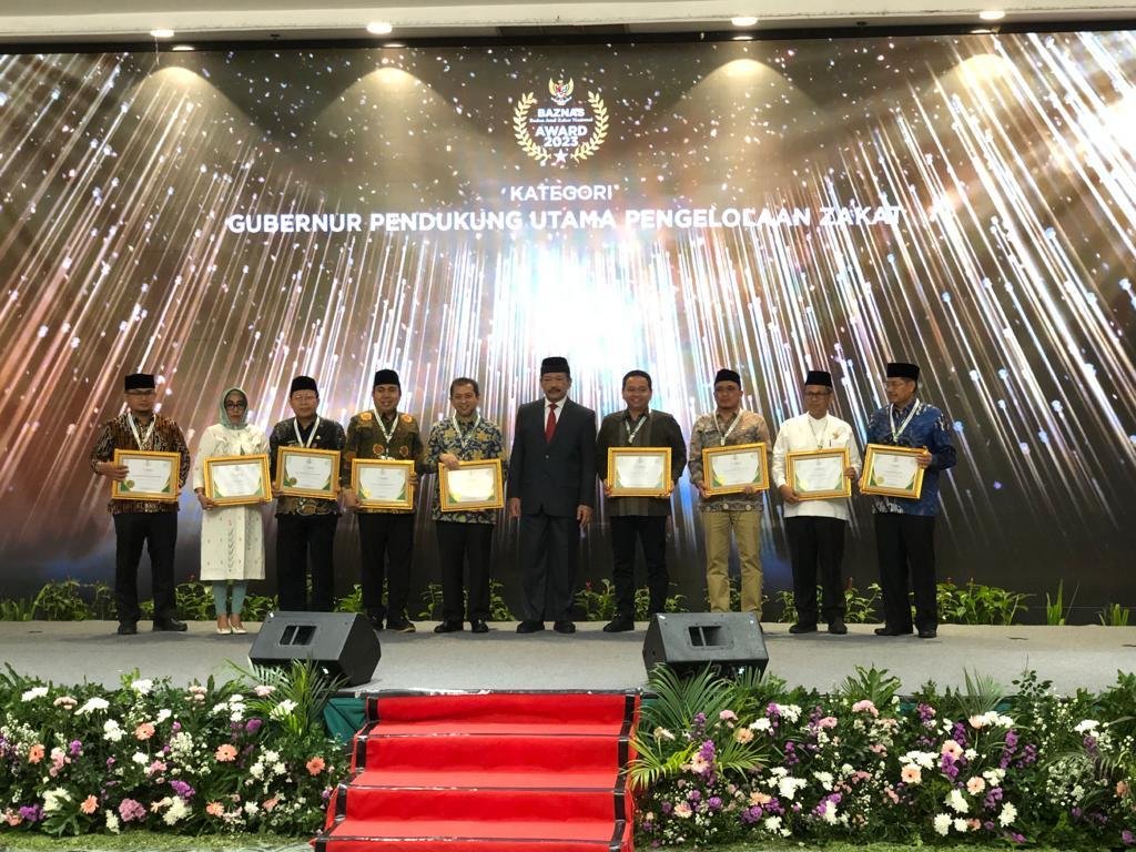 Penghargaan Baznas Nasional Asisten I Pemprov Bengkulu, Khairil Anwar (empat dari kiri) mewakili Gubernur Rohidin Mersyah menerima penghargaan Baznas Award 2023 dari Baznas Nasional sukses sebagai pendukung utama pengelolaan zakat.(Foto/Ist)