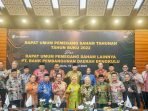 Rapat RUPS Bank Bengkulu Gubernur Bengkulu, Rohidin Mersyah foto bersama para kepala daerah di Bengkulu selaku pemegang saham dan jajaran Direksi Bank Bengkulu seusai rapat umum memegang saham (RUPS) tahunan tahun buku 2022. Dalam RUPS itu, Bank Bengkulu berhasil membukukan keuntungan tahun 2022 sebesar Rp 114 miliar atau naik 30 persen dari tahun 2021.(Foto/Ist)