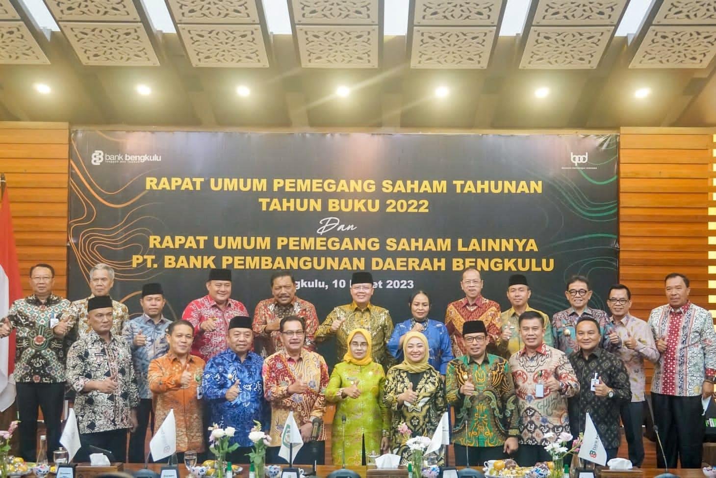 Rapat RUPS Bank Bengkulu Gubernur Bengkulu, Rohidin Mersyah foto bersama para kepala daerah di Bengkulu selaku pemegang saham dan jajaran Direksi Bank Bengkulu seusai rapat umum memegang saham (RUPS) tahunan tahun buku 2022. Dalam RUPS itu, Bank Bengkulu berhasil membukukan keuntungan tahun 2022 sebesar Rp 114 miliar atau naik 30 persen dari tahun 2021.(Foto/Ist)