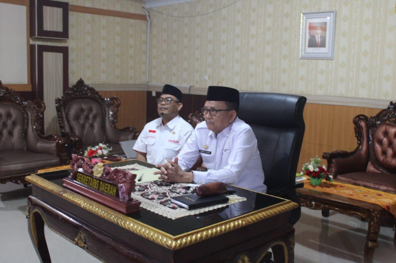 Sekda Provinsi Bengkulu, Hamka Sabri didampingi Kepala Inspektorat Provinsi Bengkulu, Heru Susanto mengikuti Sosialisasi Monitoring Center for Prevention (MCP) yang diselenggarakan KPK secara virtual dalam upaya pencegahan korupsi di pemerintah daerah (pemda).(Foto/Ist)