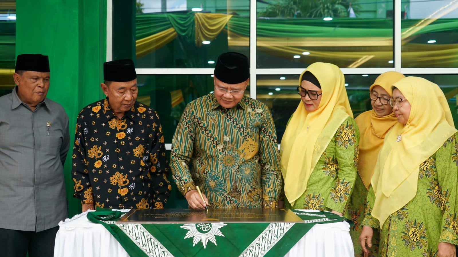 Gubernur Bengkulu, Rohidin Mersyah meresmikan gedung dakwa Pimpinan Wilayah Aisyiyah (PWA) Bengkulu ditandai dengan penandatangan prestasti. Gedung PWA ini dibangun dari dana hibah Pemprov Bengkulu tahun 2022 sebesar Rp 1 miliar lebih.(Foto/Ist)
