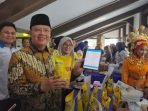 Gubernur Bengkulu, Rohidin Mersyah meninjau pameran produk UMKM usai membuka kegiatan pengembangan kapasitas usaha (PKU) pelatihan akbar 1.000 nasabah PT Permodalan Nasional Madani (PNM) di Gedung Balai Buntar, Kota Bengkulu awal pekan ini.(Foto/Ist)