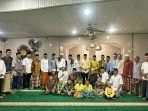 Gubernur Bengkulu, Rohidin Mersyah foto bersama para jemaah usai melaksanakan salat Isya dan Tarawih di Masjid Ruhul Islam, Bengkulu.(Foto/Ist)