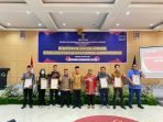 Sekda Provinsi Bengkulu, Hamka Sabri (5 dari kanan) foto bersama usai menyerahkan sebanyak 6 sertifikat Kekayaan Intelektual Komunal kepada enam pelaku UMKM di Kota Bengkulu.(Foto/Ist)