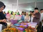 Gubernur Bengkulu, Rohidin Mersyah tengah berdialog dengan salah seorang pedagang lauk pauk kebutuhan berbuka puasa usai membuka secara resmi Kampung Ramadan 1444 Hijriyah.(Foto/Ist)