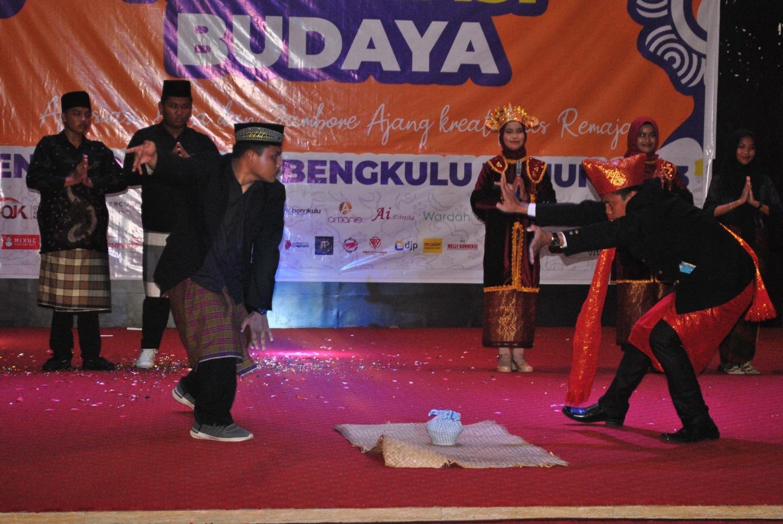 Tradisional GenRe Bengkulu ADU JAK Genre Bengkulu menggelar kegiatan seni budaya lokal dalam rangka mengedukasi masyarakat tentang pendewasaan usia perkawinan (PUP). Edukasi lewat seni akan lebih mudah diterima oleh berbagai kalangan masyarakat di kabupaten dan kota di Bengkulu.(Foto HB/Idris)