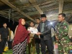 Wagub Bengkulu, Rosjonsyah memberikan bantuan kepada keluarga korban tenggelan di sungai warga Desa Tanjung Kemenyan, Kecamatan Napal Putih, Bengkulu Utara.(Foto/Ist)
