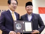 Wali kota Busam, Korea Selatan Gubernur Bengkulu, Rohidin Mersyah menerima penghargaan dari Wali Kota Goesan County Song In Hern sebagai warna negara Korea Selatan.(Foto/Ist)