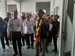 Wakil Menteri Hukum dan HAM (Kemenkumham), Edward Omar Sharif Hiariej didampingi Kepala Lapas IIA Bentiring, Ade Kusmanto saat mengunjungi sejumlah blok tahanan yang ada di lapas tersebut dalam kunjungan kerja ke Bengkulu.(Foto HB/Budi Raharjo)