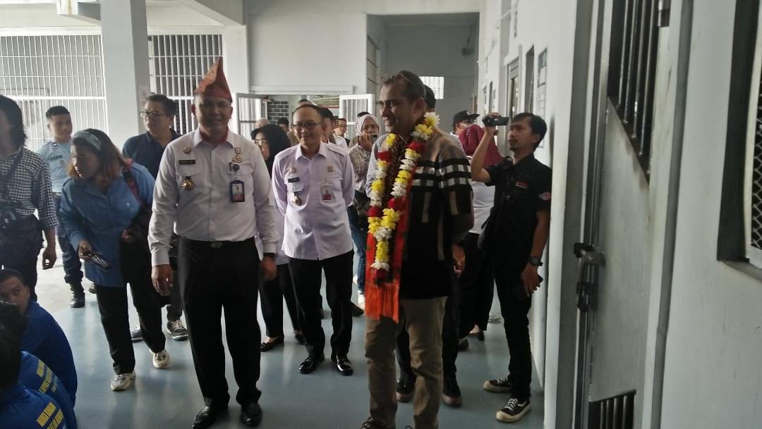 Wakil Menteri Hukum dan HAM (Kemenkumham), Edward Omar Sharif Hiariej didampingi Kepala Lapas IIA Bentiring, Ade Kusmanto saat mengunjungi sejumlah blok tahanan yang ada di lapas tersebut dalam kunjungan kerja ke Bengkulu.(Foto HB/Budi Raharjo)