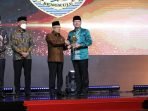 Gubernur Bengkulu, Rohidin Mersyah menerima penghargaan Universal Health Coverage (UHC) Award 2023 dari Wakil Presiden RI, Ma'ruf Amin. Penghargaan ini diberikan karena Pemprov Bengkulu berhasil memberikan pelayanan kesehatan kepada masyarakat di daerah ini.(Foto/Ist)