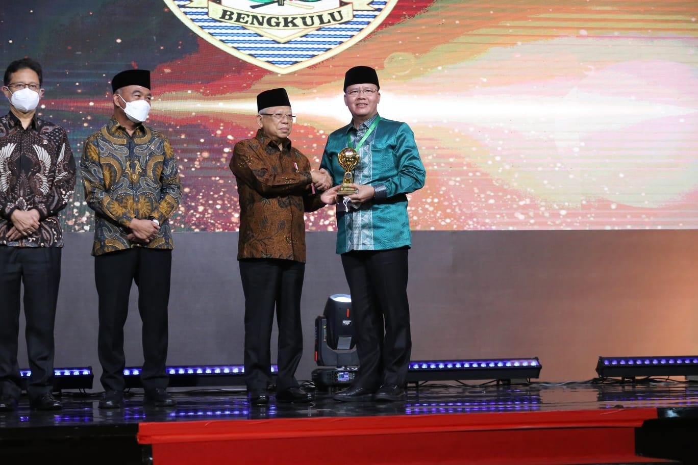 wapres UHC Bengkulu Gubernur Bengkulu, Rohidin Mersyah menerima penghargaan Universal Health Coverage (UHC) Award 2023 dari Wakil Presiden RI, Ma'ruf Amin. Penghargaan ini diberikan karena Pemprov Bengkulu berhasil memberikan pelayanan kesehatan kepada masyarakat di daerah ini.(Foto/Ist)
