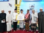 Bantuan Masjid Ipuh Gubernur Bengkulu, Rohidin Mersyah bantuan pembangunan Masjid Nurul Iman, Desa Pulau Makmur, Kecamatan Ipuh, Kabupaten Mukomuko sebesar Rp 40 juta. Bantuan ini serahkan dalam kunjungan Safari Ramandan 1444 Hijriyah Gubernur Bengkulu ke kabupaten pemekaran dari Bengkulu Utara tersebut.(Foto/Ist)