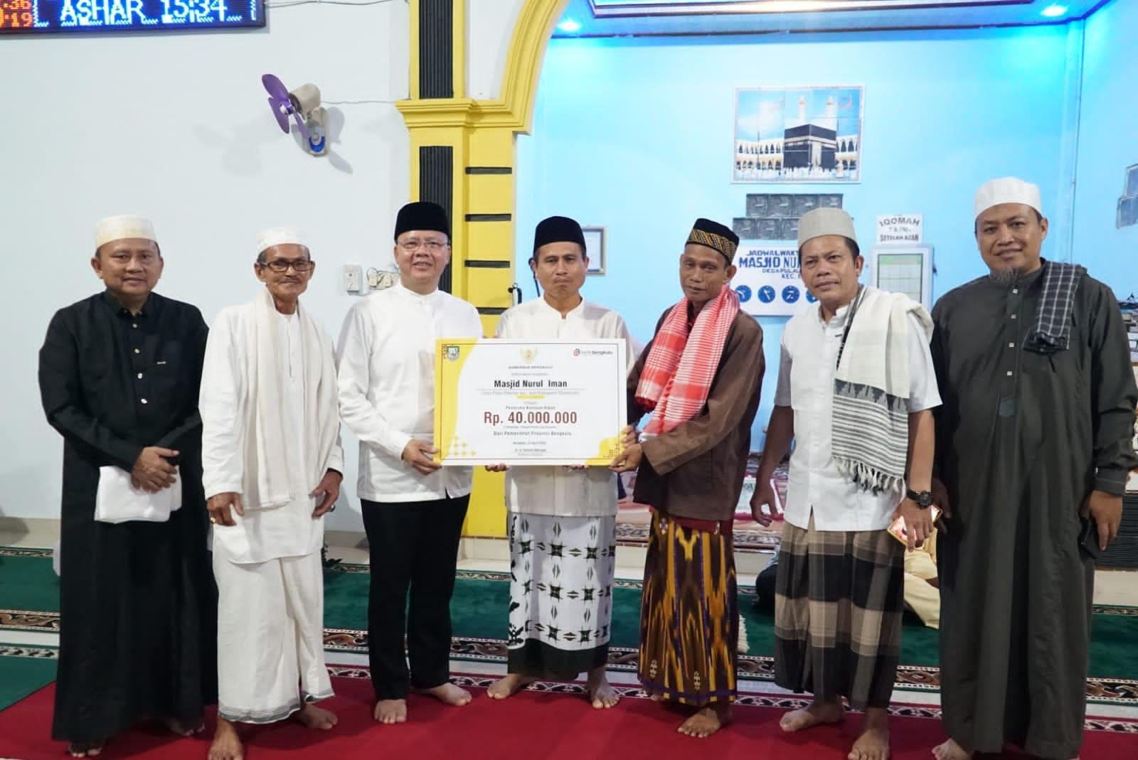 Bantuan Masjid Ipuh Gubernur Bengkulu, Rohidin Mersyah bantuan pembangunan Masjid Nurul Iman, Desa Pulau Makmur, Kecamatan Ipuh, Kabupaten Mukomuko sebesar Rp 40 juta. Bantuan ini serahkan dalam kunjungan Safari Ramandan 1444 Hijriyah Gubernur Bengkulu ke kabupaten pemekaran dari Bengkulu Utara tersebut.(Foto/Ist)
