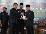 Gubernur Bengkulu, Rohidin Mersyah foto bersama usai menjadi keynote speaker Forum Group Discussion (FGD), bertajuk "Mencari Solusi Bersama Tuntaskan Persoalan Banjir di Bengkulu" yang diselenggarakan Lembaga Edukasi dan Kajian Daerah (LEKAD) dan Forum Peduli Rakyat Bengkulu (FPRB), di Gedung Serba Guna (GSG) Pemprov Bengkulu.(Foto/Ist)