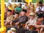 Gubernur Bengkulu, Rohidin Mersyah didampingi Sekdaprov Hamka Sabri, Kepala Bapepda Isnan Fahjri, Asisten I Pemprov Bengkulu, Khairil Anwar (paling kanan) dan Kepala Dinkes Bengkulu, Herwan Antoni (paling kiri) menyaksikan lomba Qasidah Robana 12 besar antara organisasi perangkat daerah (OPD) dilingkup Pemprov Bengkulu, berlangsung di halaman pelataran Masjid Alif Lam Mim Pemprov Bengkulu.(Foto/Ist)