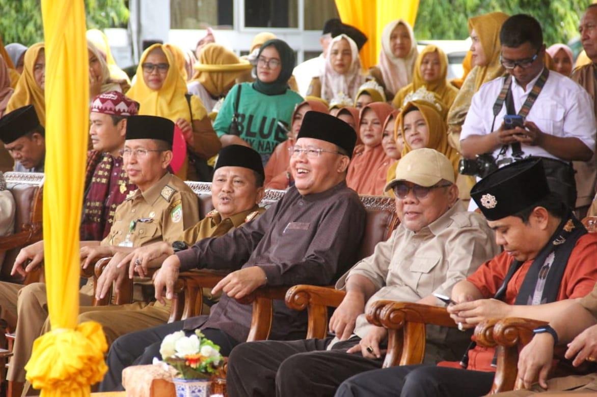 Gubernur Saksikan Lomba Qasidah Gubernur Bengkulu, Rohidin Mersyah didampingi Sekdaprov Hamka Sabri, Kepala Bapepda Isnan Fahjri, Asisten I Pemprov Bengkulu, Khairil Anwar (paling kanan) dan Kepala Dinkes Bengkulu, Herwan Antoni (paling kiri) menyaksikan lomba Qasidah Robana 12 besar antara organisasi perangkat daerah (OPD) dilingkup Pemprov Bengkulu, berlangsung di halaman pelataran Masjid Alif Lam Mim Pemprov Bengkulu.(Foto/Ist)