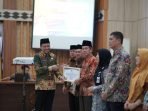 Kepala Dinas Pertanian Tamanan Pangan,Holtikultura dan Perkebunan Provinsi Bengkulu, Ricky Gunarwan menerima penghargaan kearsipan dari Gubernur Bengkulu, Rohidin Mersyah yang diserahkan oleh Asisten III, Eka Joni. Dalam kesempatan tersebut juga diserahkan penghargaan yang sama kepada 11 organisasi perangkat daerah (OPD) lainnya dilingkup Pemprov Bengkulu.(Foto/Ist)